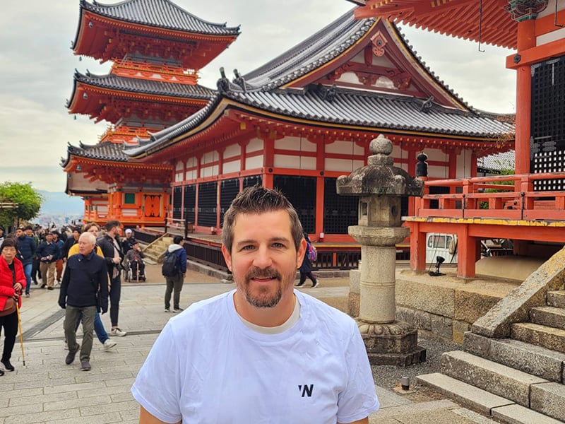 Mann vor japanischem Tempel